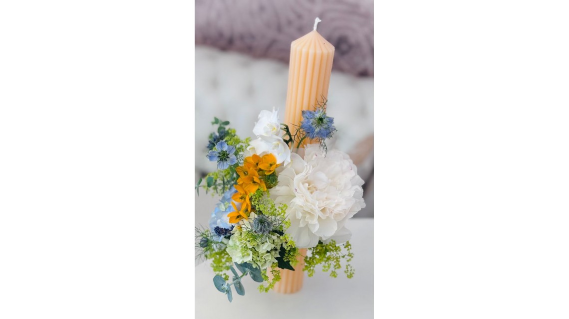 Lumanare stalp somon pentru botez decorata cu flori naturale Peach Blue 4